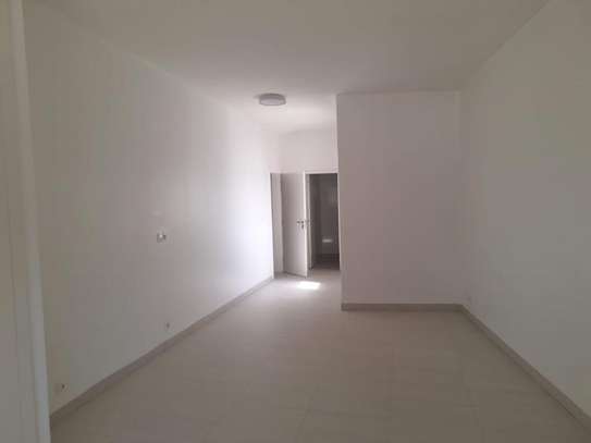 Appartement F4 à louer au point e image 2