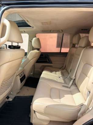 Toyota land cruiser V8 image 6