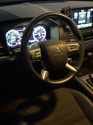 Mitsubishi outlander Anne 2023 full option image 5