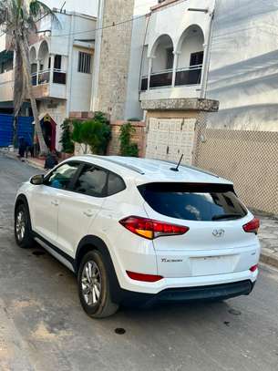 Hyundia tucson image 3