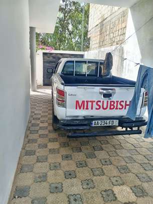 LOCATION MITSUBISHI L200 AVEC CHAUFFEUR image 4