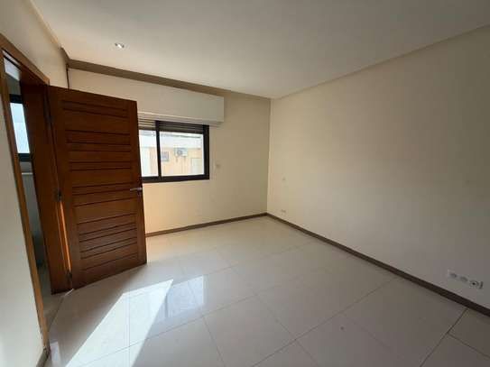 SUPERBE F4 À LOUER –CORNICHE MERMOZ image 8