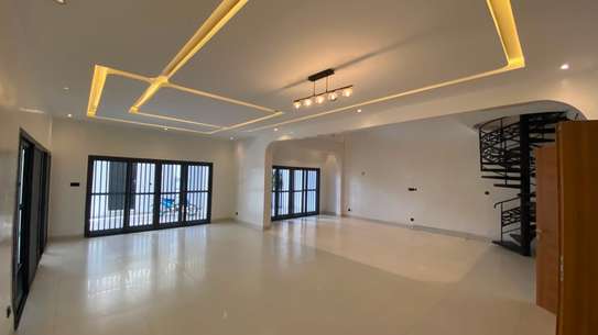 Villa R+1 à louer Almadies image 7