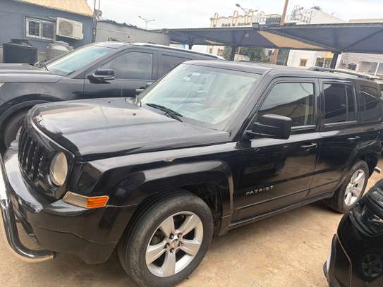 Jeep SUV noir patriot spacieux polyvalent et fiable image 2
