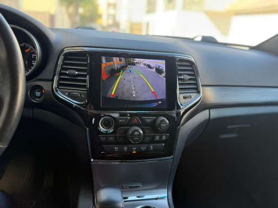 Jeep Grand Cherokee SUV noir robuste et spacieux image 3