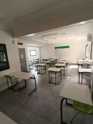 Immeuble a loué pour Ong,ecole et bureaux aux Almadies image 2