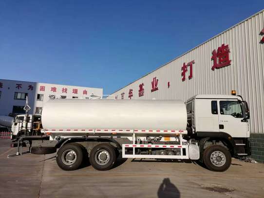 Camion-citerne à eau SINOTRUK HOWO TX 6×4 image 3