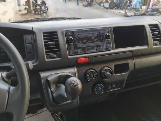 Toyota Hiace — Van neuf, minibus 15 places image 6