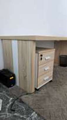 Bureau avec tirois+ compartiment pour clavier -très bon état image 5