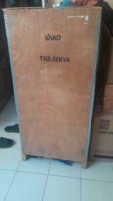 SAKO TNS 50 kVA stabilisateur triphasé avec roulettes image 2