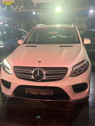 Mercedes GLE 400 2016 SUV blanc spacieux performant image 2