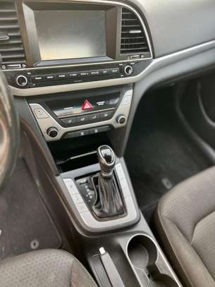 Hyundai élantra image 6