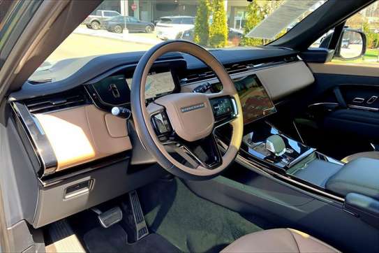 2025 Range Rover Sport P530 V8 Dynamic SE AWD image 2