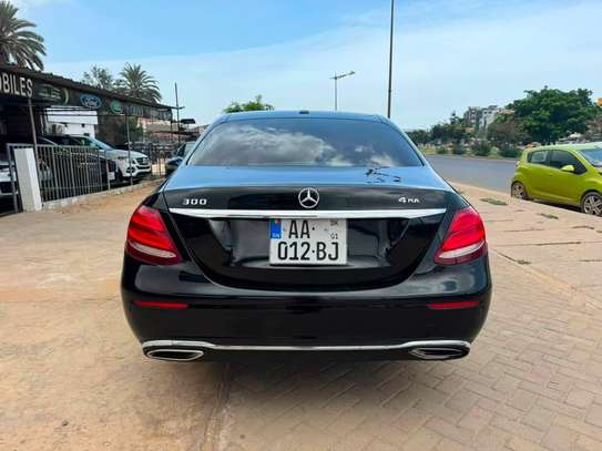 Mercedes Classe E 300 4matic Noir Essence Confort Élégance image 4