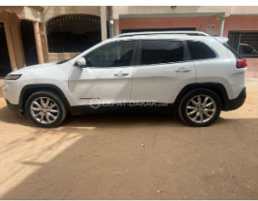 Jeep Cherokee 2015 SUV blanc robuste et confortable image 2