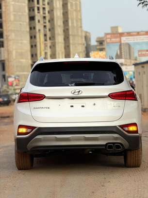 Hyundai Santa Fe SUV blanc spacieux et performant image 14