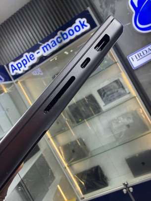 MacBook Pro M5 SSD 1To Ram 24Go Azerty image 9
