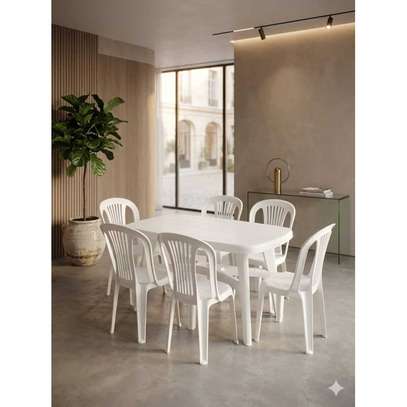 Table Rectangulaire et 6 Chaises en Plastique image 2