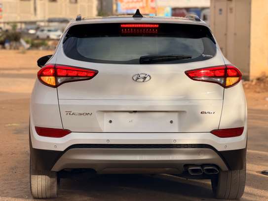 HYUNDAI TUCSON image 3
