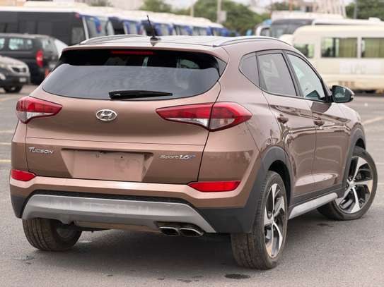 Hyundia Tucson image 8