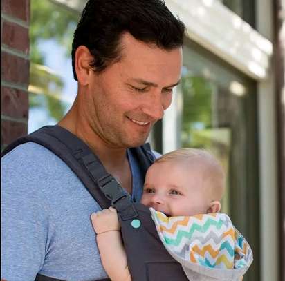 Porte bébé kangourou avec capuche. image 2