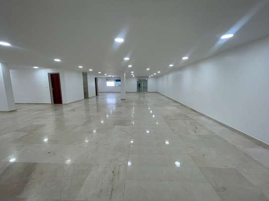 Espace bureau lumineux grand volume avec vue ville image 3