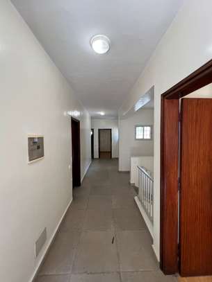 Villa R+1 à vendre au Point E image 5