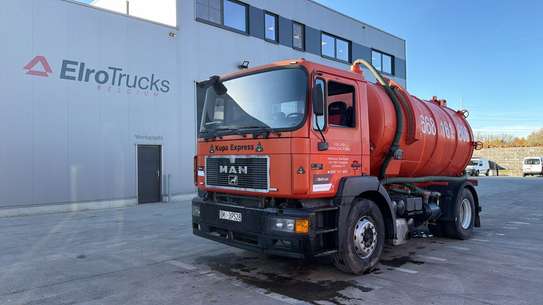 Camion hydrocureur MAN image 2