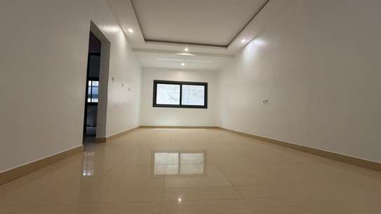 Appartement moderne lumineux avec grandes baies vitrées image 2
