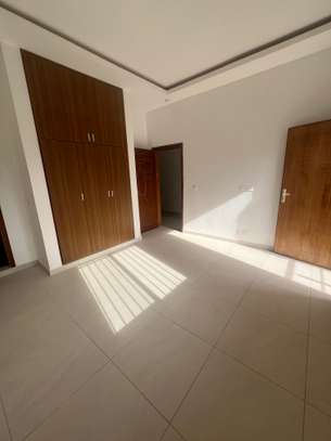 Maison individuelle moderne avec balcon et garage à Dakar image 7