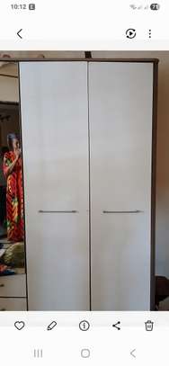 Armoire et coiffeuse à vendre image 2