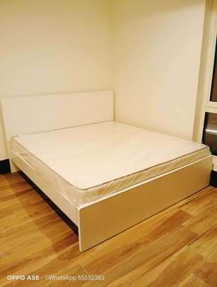 Lit simple bois marron foncé design moderne image 3