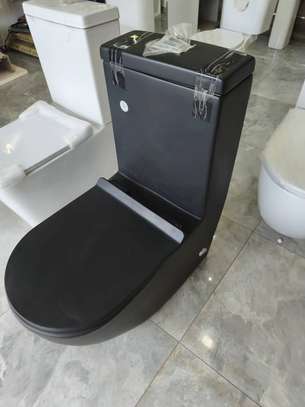 Toilette noire suspendue design compact et moderne image 4