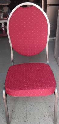 Chaise banquet rouge rembourrée dossier arrondi image 3