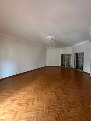 Salon spacieux parquet clair avec balcon lumineux image 4