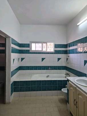 Belle villa avec cour avant à Mermoz image 10