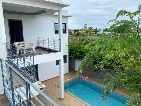 Maison moderne 2 étages avec piscine privée et balcon image 2