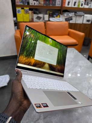 Lenovo yoga 7 2-in-1 image 5
