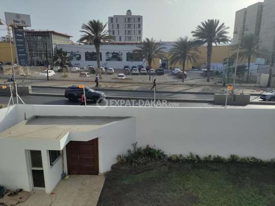 Maison de 1000m2 en face CASINO DAKAR CITY image 12