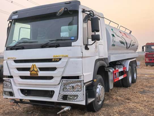 Camion citerne HoWo 2000L image 2