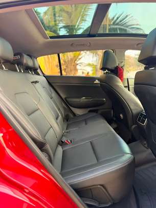 Kia Sportage SUV compact rouge dynamique image 4