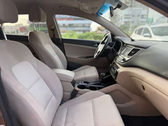 Hyundia Tucson image 2