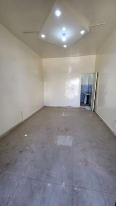 Magasin avec toilette à Liberté 5 (rue sans soleil) image 2