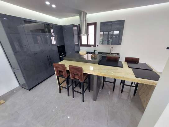 À vendre à Mermoz – Superbe F4 d’angle de 230 m² image 4