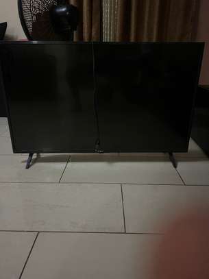 Télévision LED 43" Full HD écran lumineux noir image 3