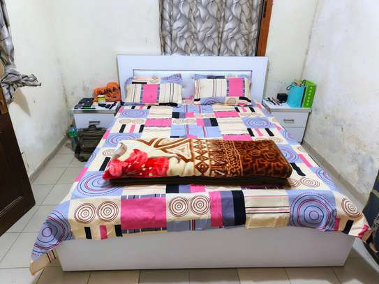 Lit queen size avec commodes, coiffeuse et miroir image 3
