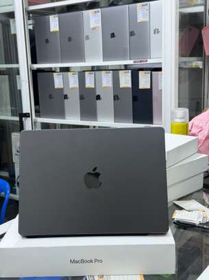 MacBook Pro 2025 M5 1To 24go ram image 4