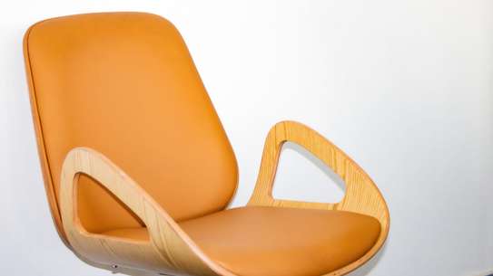 Chaise visiteur en similicuir – Élégance & confort image 5