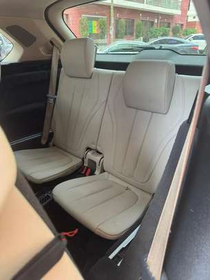 BMW X5 SUV blanc spacieux et performant image 11
