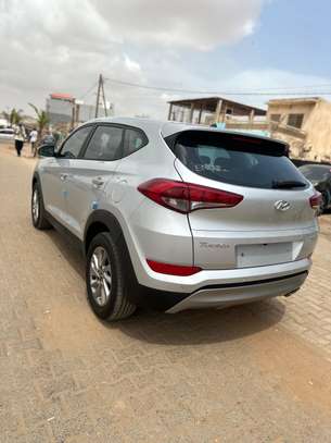 Hyundai Tucson SUV blanc spacieux polyvalent image 3